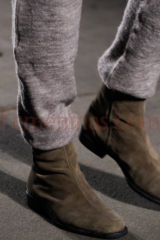 Botas masculinas de gamuza y pantalones angostos de lana color gris melange